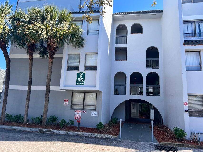 Spacious 1 bed, 1 bath unit on the 3rd floor located directly across from the elevator for ultimate convenience !
