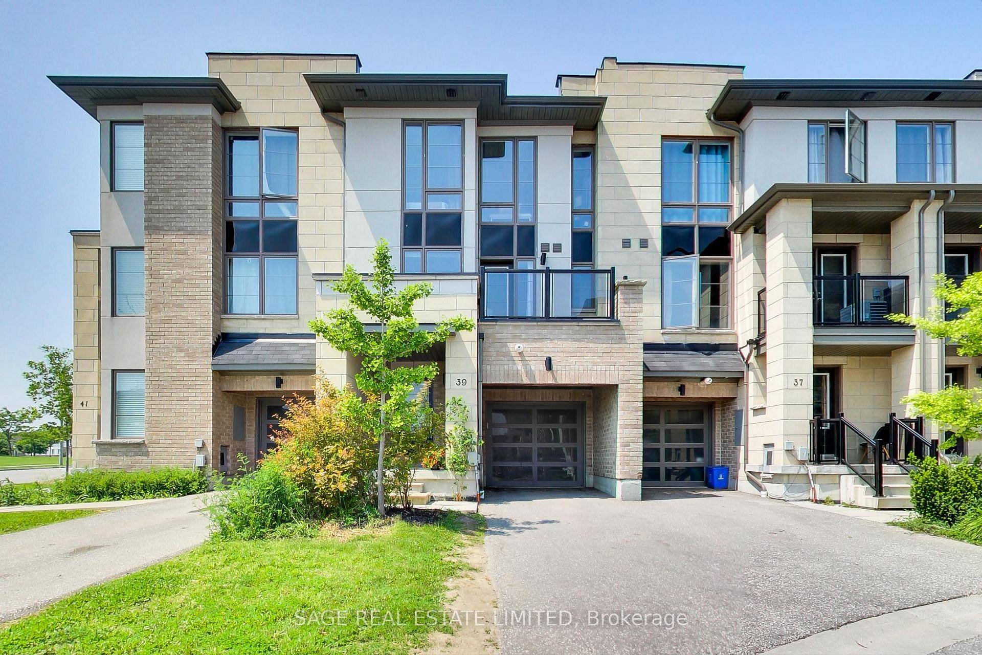 Welcome to 39 Pallock Hill Way a modern 3 bedroom, 2 bathroom townhome ideally situated on a quiet street directly across from Vanier Park.