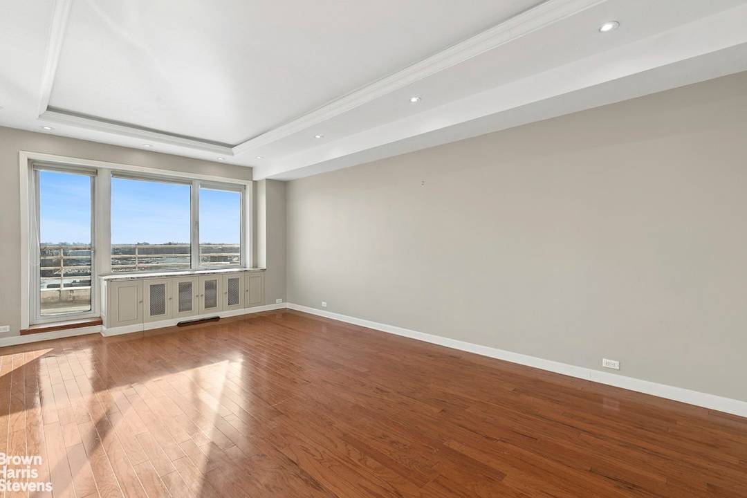 Perched on a high floor floating above the East River, this grand and spacious one bedroom residence with two generous private terraces boasts sweeping, unobstructed picturesque East River views throughout ...