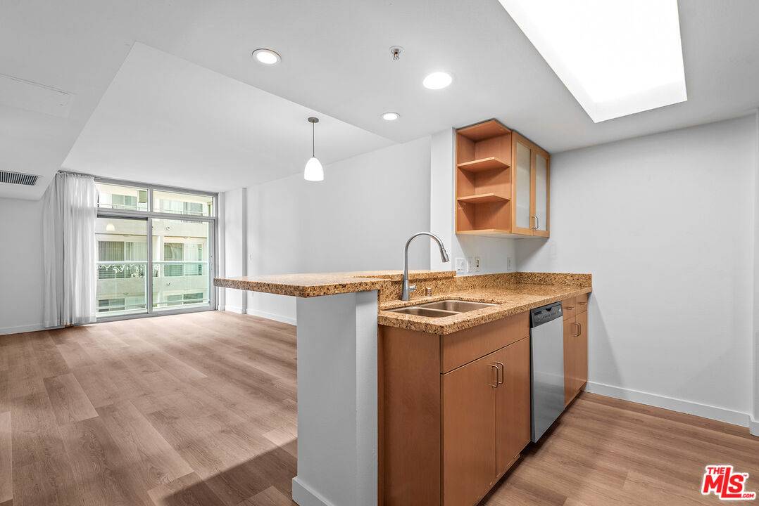 13700   Marina Pointe Dr 1BR Marina Del Rey La