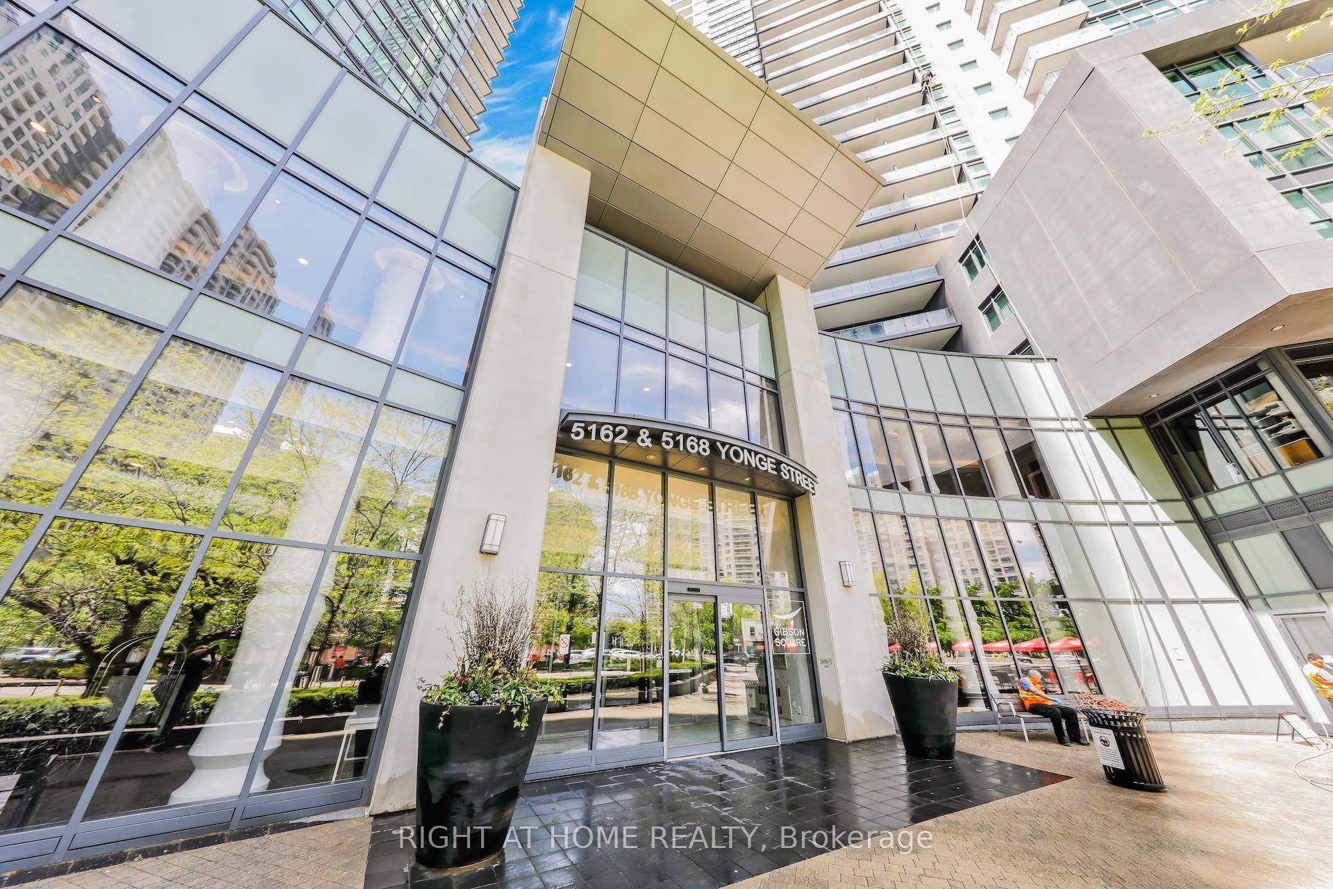 Welcome to this elegant 1 bedroom, 1 bathroom condo located in the heart of North York's vibrant community.