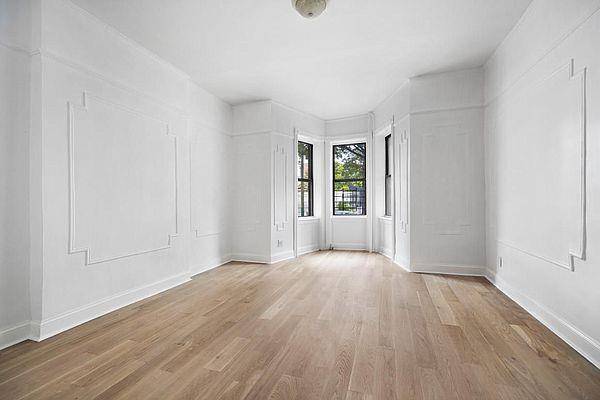 PRIVATE GARDEN Floor through 2 bed home featuring wide plank hardwood floors, high ceilings and brick exposure.