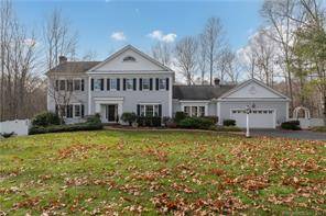 Welcome to your Peter Smith colonial home in the sought after Manzoni Farm neighborhood.