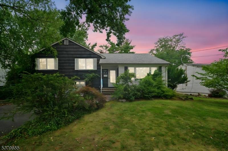 This beautifully updated Split offers the perfect blend of modern style and spacious living on a blissfully quiet street.