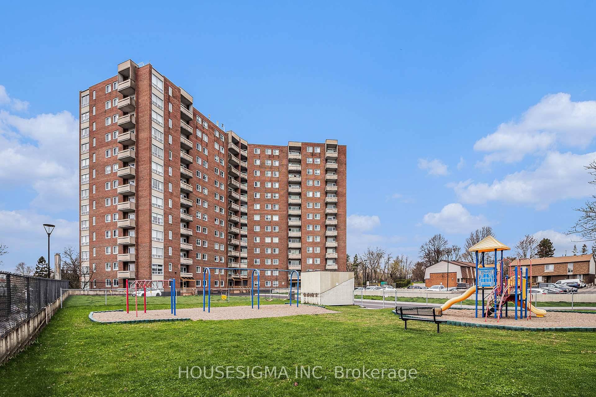 This spacious and bright 2 bedroom condo is located in the highly sought after well managed and exceptionally maintained building in a fantastic neighbourhood.