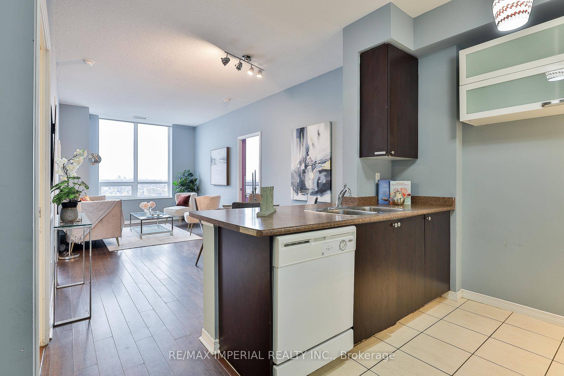 Penthouse Suite in the Heart of Junction Area.