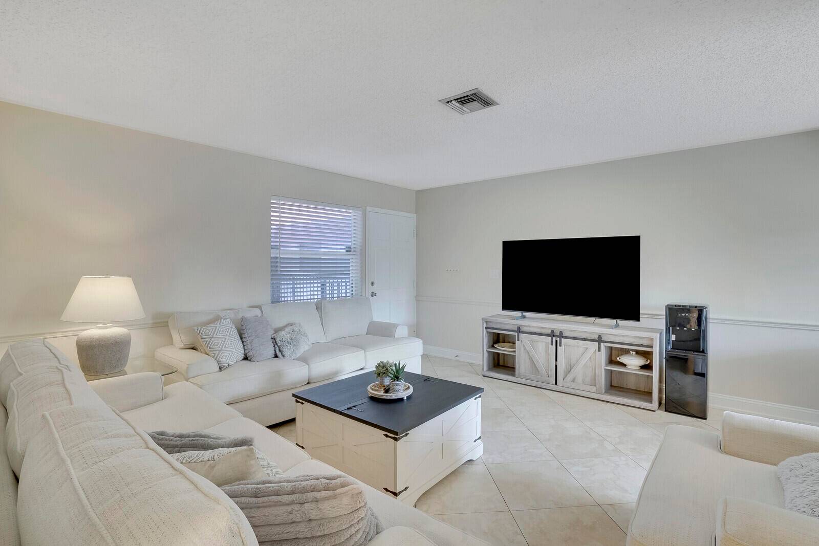 Step into a lifestyle of luxury and relaxation with our exceptional 2 bedroom, 2 bath condo in the vibrant heart of Pompano Beach !