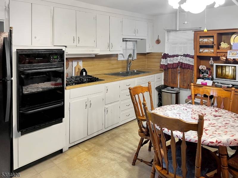 Charming Single Family Home on a Double Lot Welcome to this lovely 2 bedroom, 1 bath home located in the heart of Union.