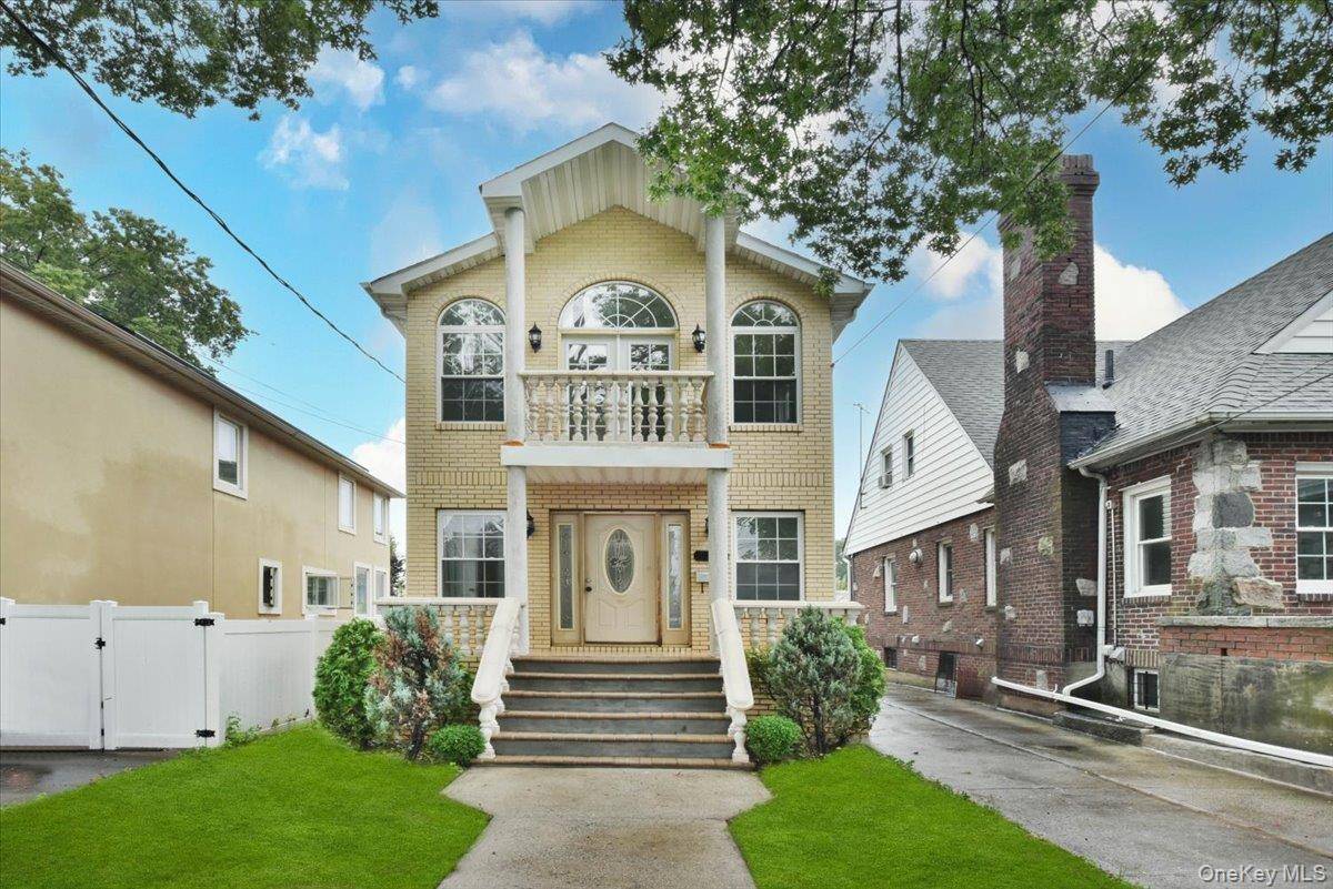 Prime Hillcrest location !