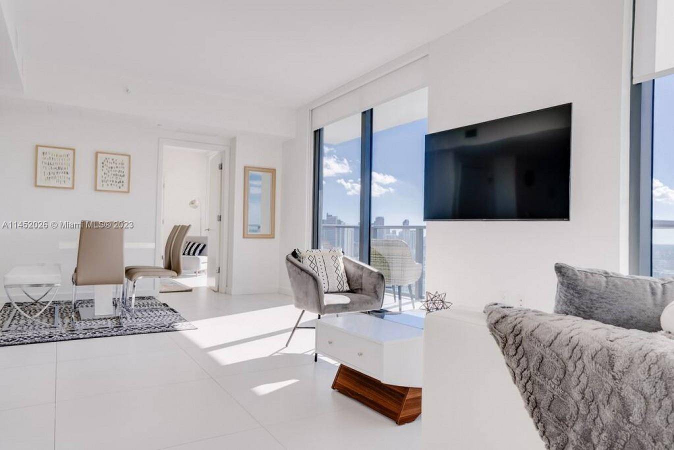 LOOKING FOR SHORT TERM TENANT Make your Miami stay perfect and enjoy the best mix of comfort and luxury in this bright and elegant 2 bedroom suite.