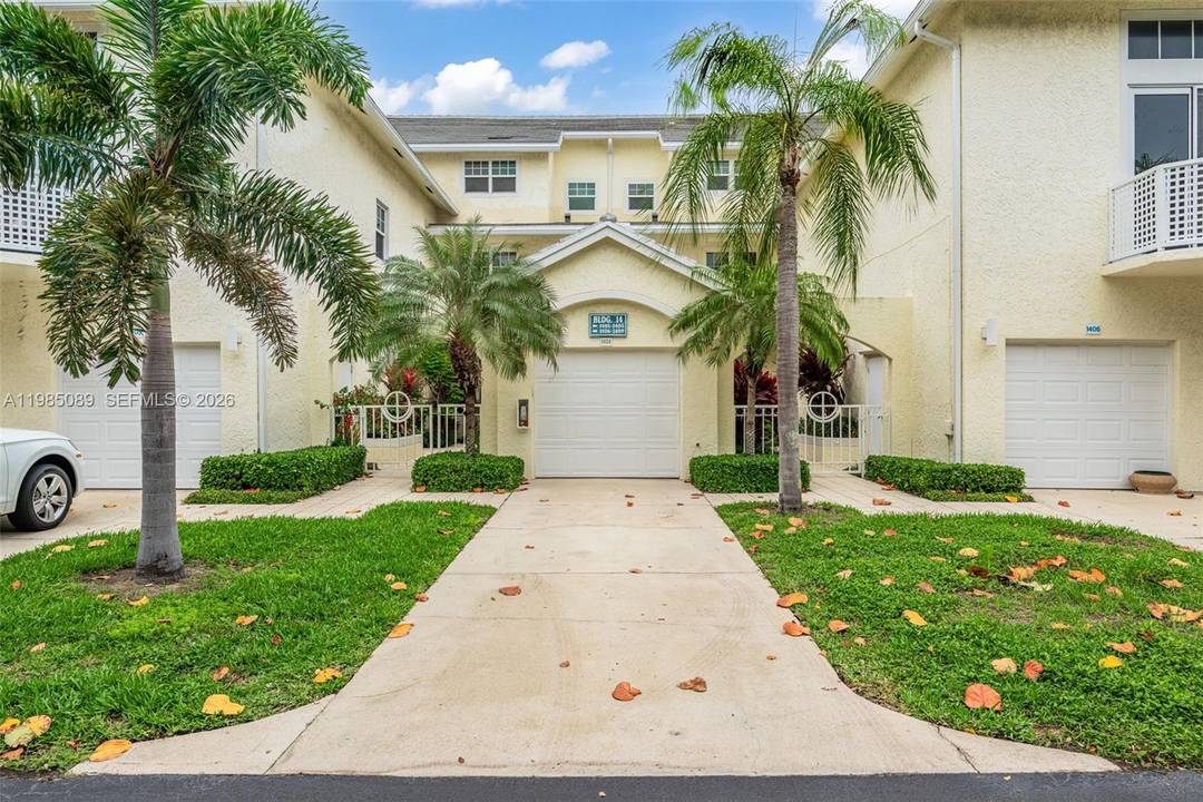 Sea Colony, Jupiter beautifully renovated 3BR 3BA first floor condo, one of just 19 rare single story residences with no steps.
