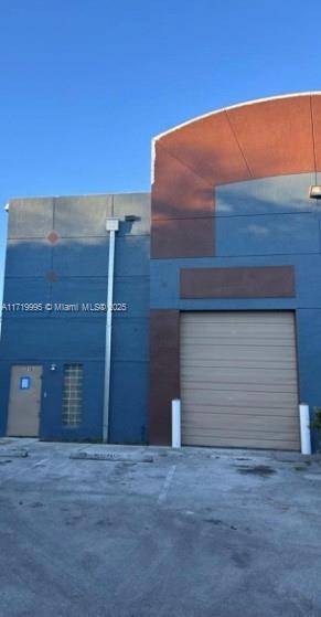 This spacious corner unit is strategically positioned in a high traffic area on US 441 SR 7, just Perfectly situated for maximum exposure, it offers quick access to major highways ...