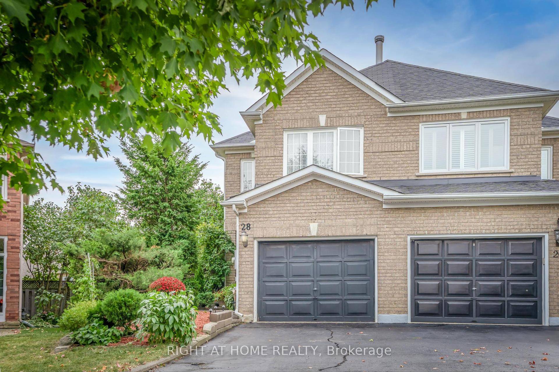 28 Foxtail Ridge Where Charm Meets Convenience in Armitage Village Nestled in one of Newmarket's most loved neighbourhoods !