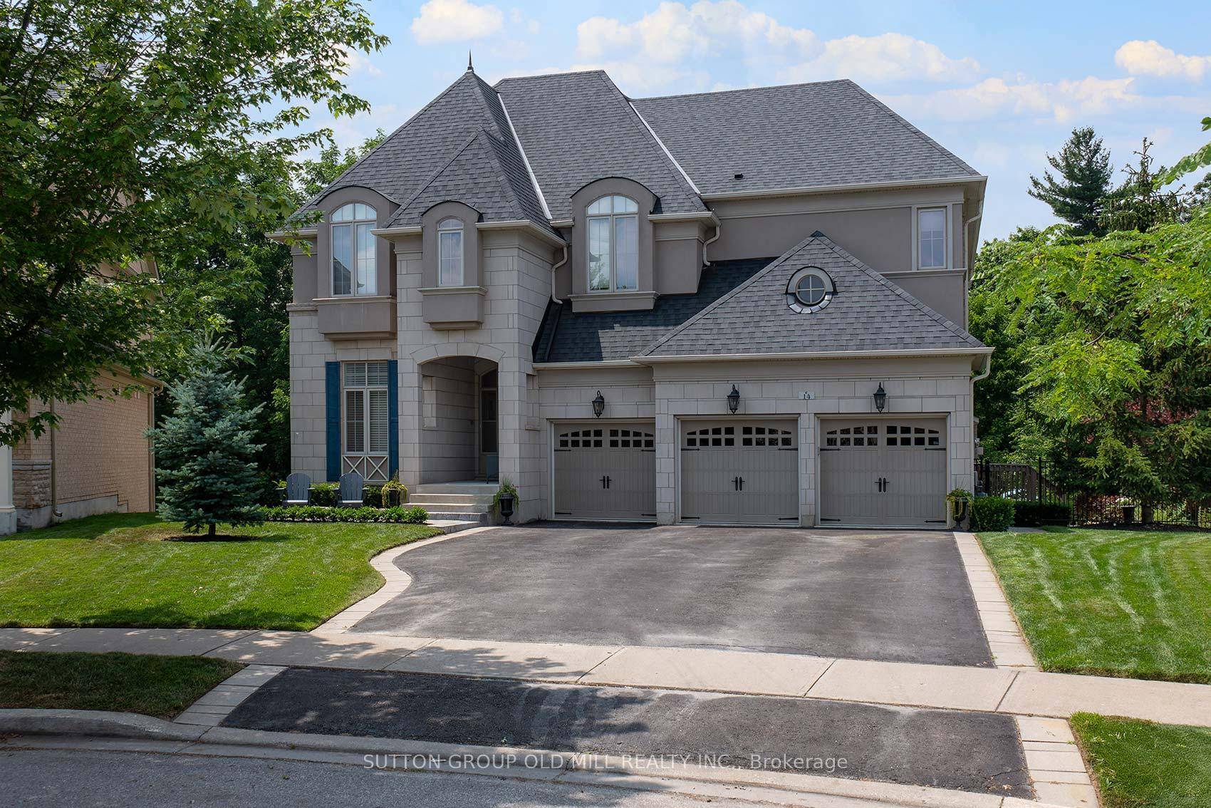 SPECTACULAR is the only word to describe this home located on one of the best lots in the Estates of Credit Ridge, a community with only detached estate size homes.