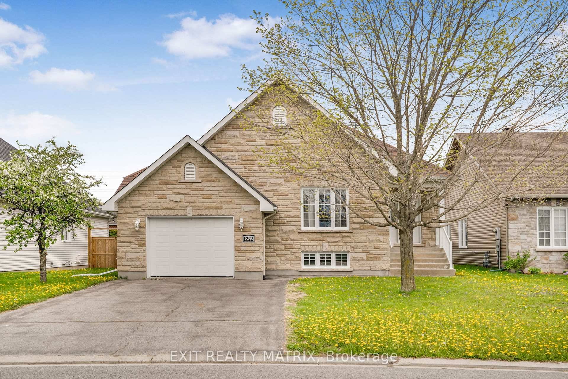 OPEN HOUSE SUN MAY 25TH, FROM 2 4PM Welcome to this beautifully maintained, open concept bungalow nestled in the heart of Casselman.