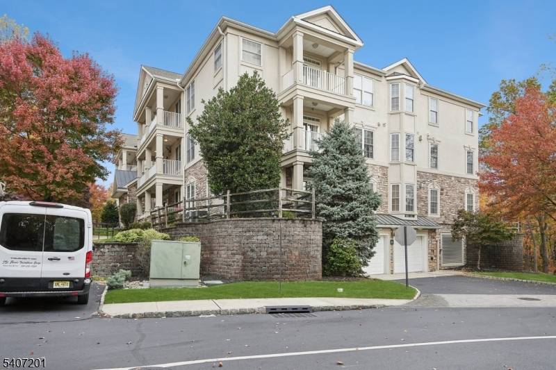 Gorgeous unit for rent in the sought after Four Seasons 55 community !