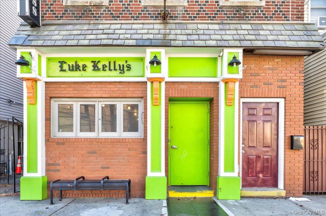 DELIVERED VACANT ! Prime mixed use building for sale in Woodside, Queens.