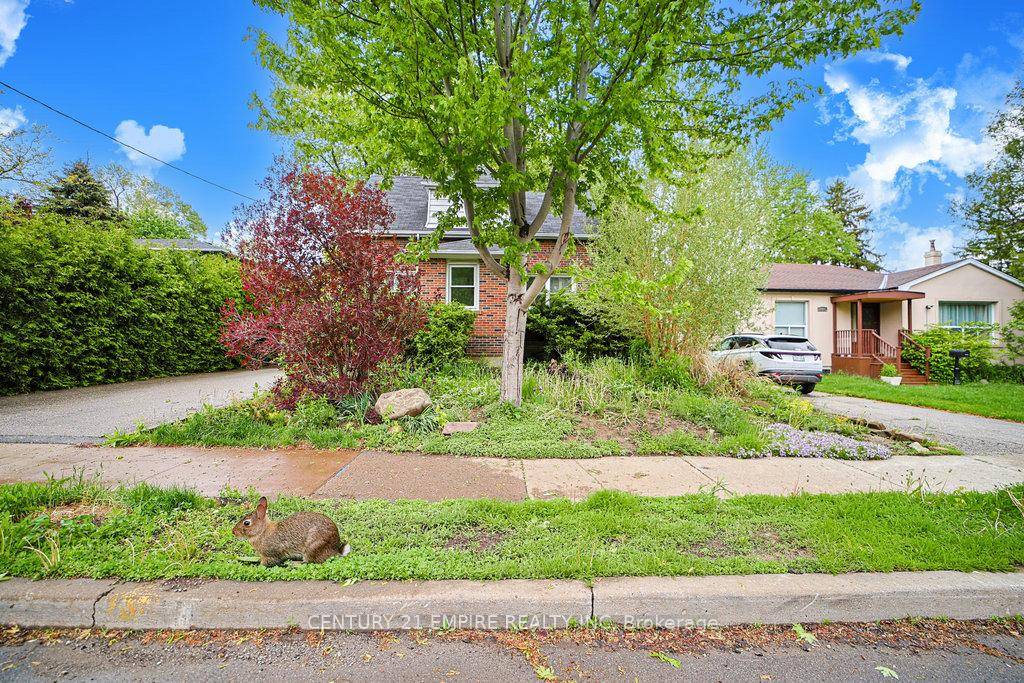 Experience the best of uptown North York living in this beautiful 4 Beds amp ; 3 Full Baths Detached Home On Premium 55' Wide, Deep Lot in Willowdale West.