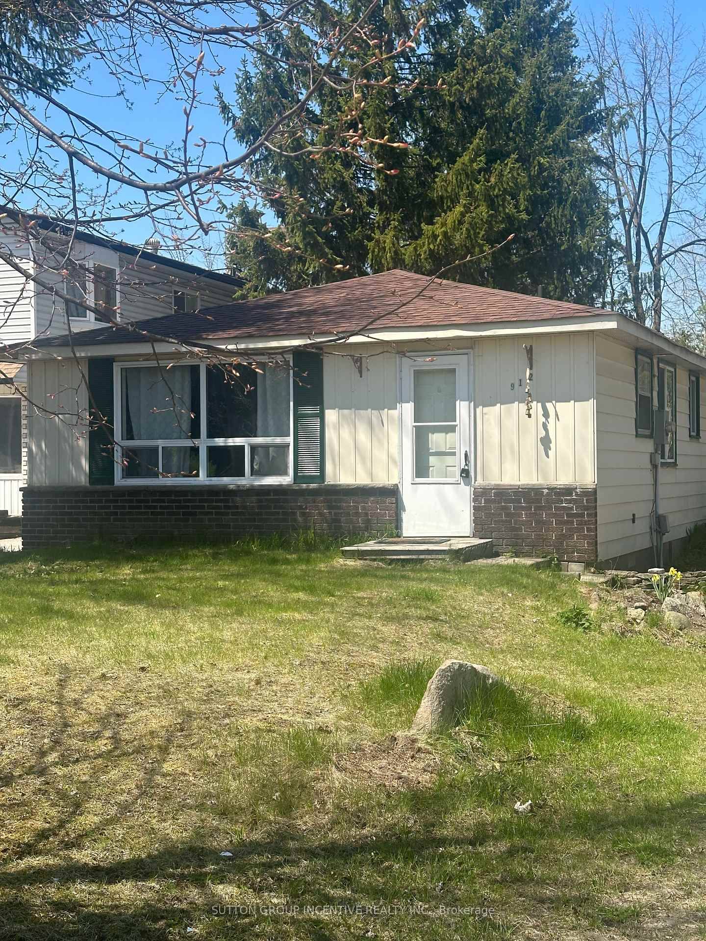 Welcome to this cozy and character filled 2 bedroom, 1 bathroom home nestled right on Innisfil Beach Roadin the vibrant heart of Innisfil.