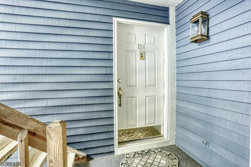 This rare corner 2 level condominium in Cambridge Heights offers an exceptional blend of light, space, and privacy.