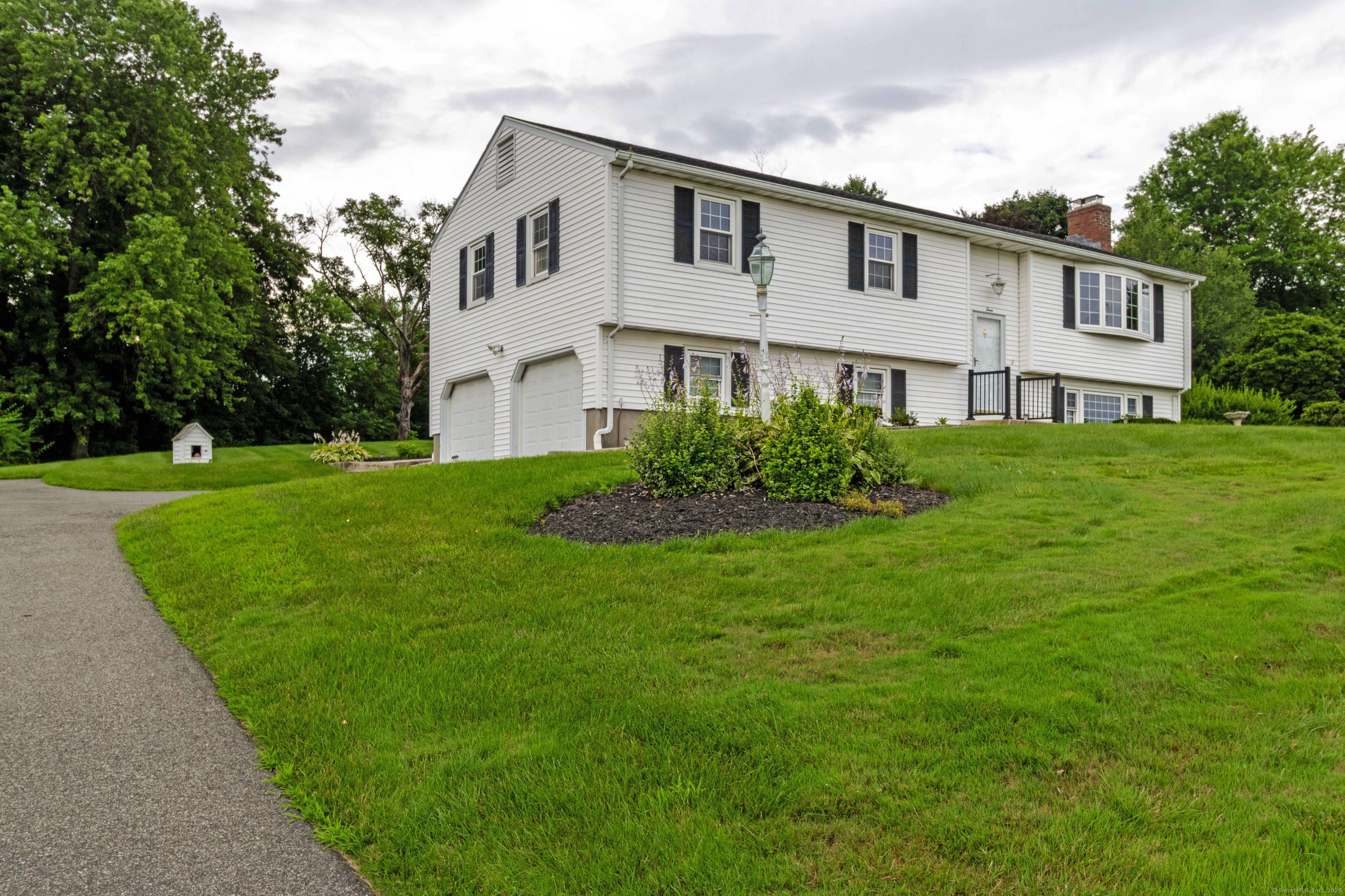 Located in a beautiful North Cromwell near the prestigious TPC River Highlands golf course, this charming 3 bedroom, 1.
