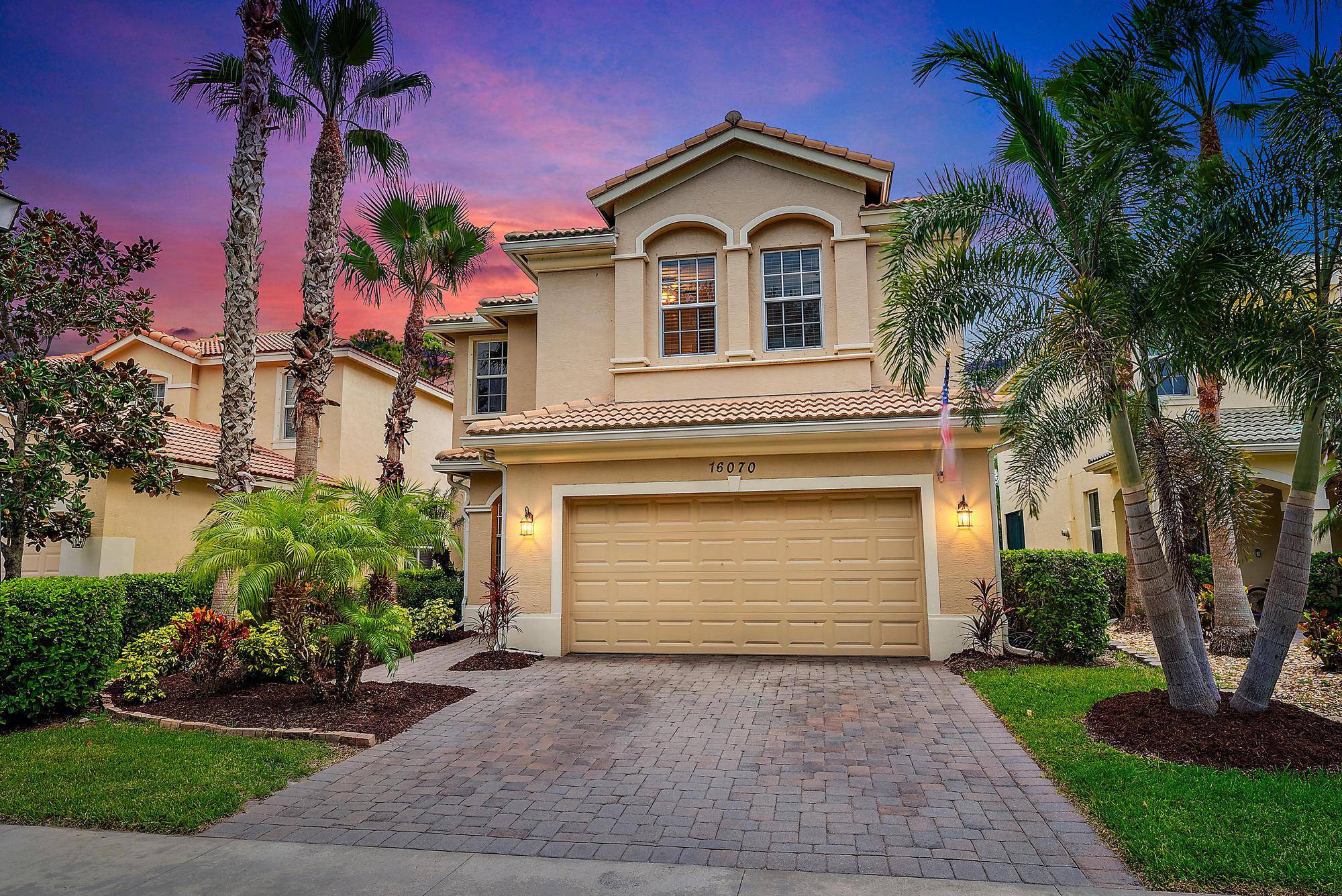 CHARMING 4 bedroom plus loft 2012 Kolter built Dania model in the gated community, The Oaks of Hobe Sound.