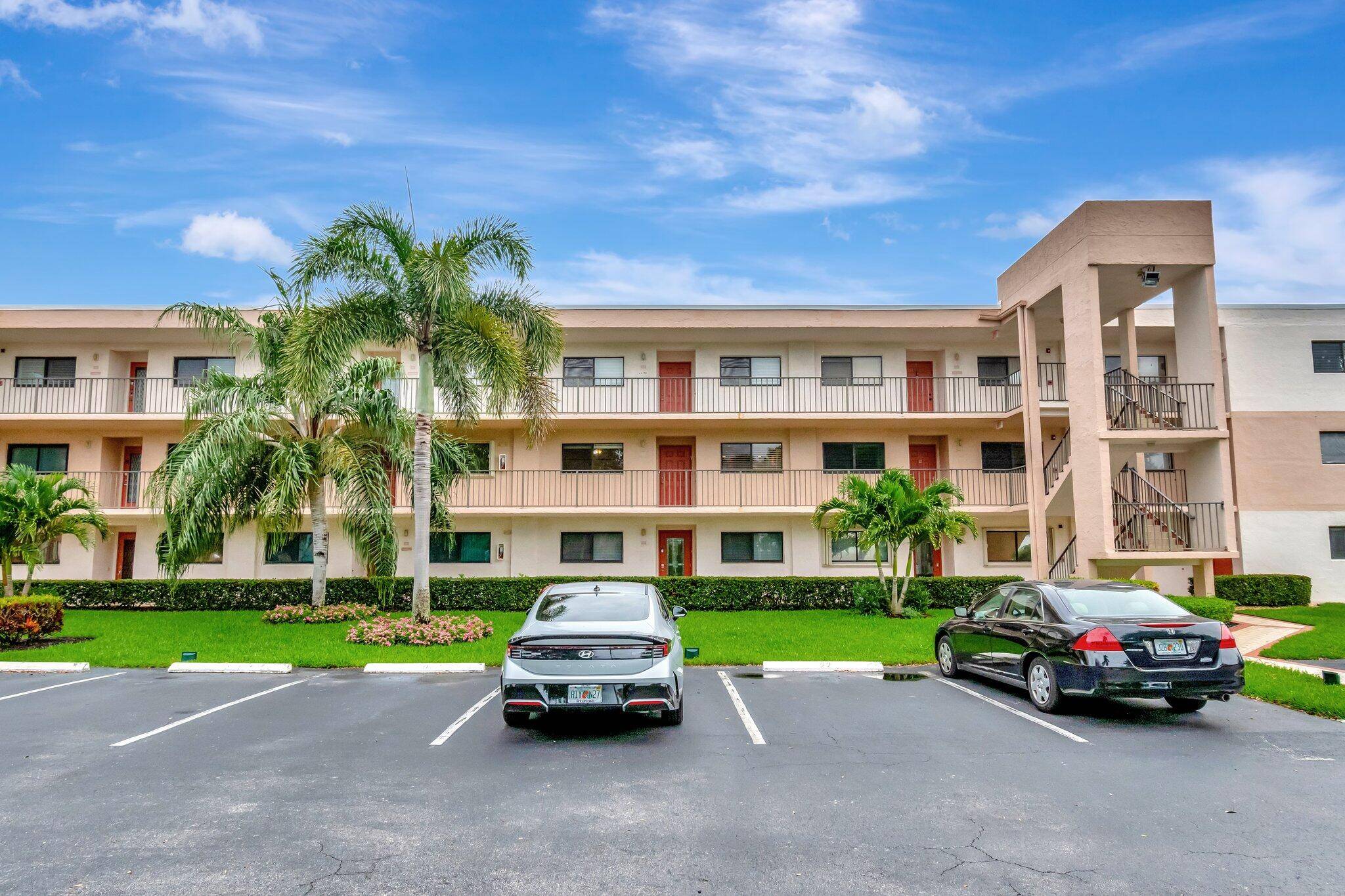 A C 2018HWH 2016Welcome to this beautifully updated property located in the heart of Delray Beach, Florida.