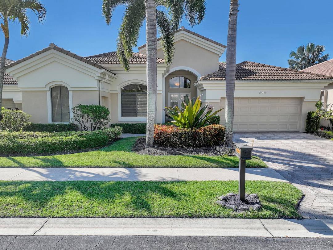 Wake up to tranquil water and fairway views in this light filled residence, ideally set within one of Ibis's most desirable enclaves.