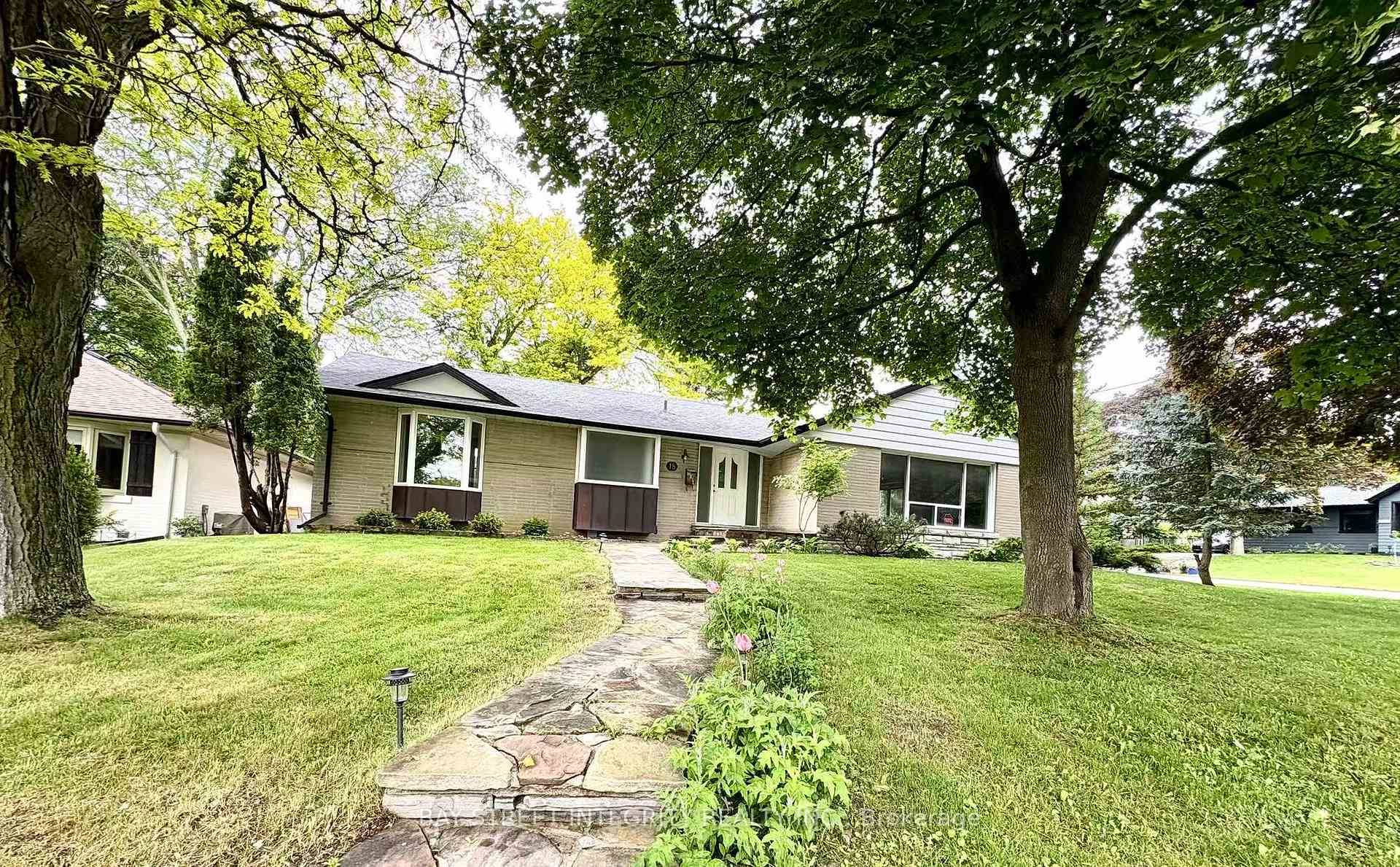 Absolutely Stunning amp ; Well Maintained Bungalow On A Large 70' X 100' Lot In The Heart Of Ones Of Richmond Hill's Most Sought After Communities.
