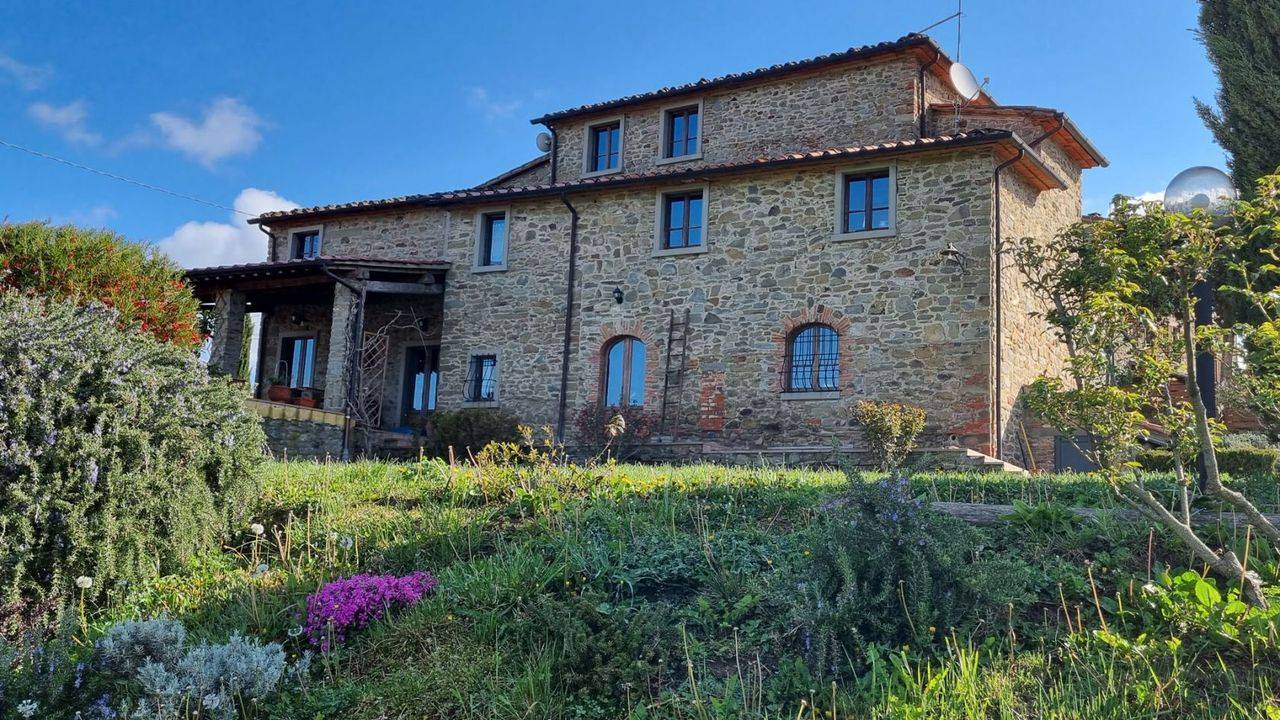 Typical country house for sale in the Tuscan countryside, Palazzo del pero, Province of Arezzo. 4 bedroom farmhouse, 4 hectares of land