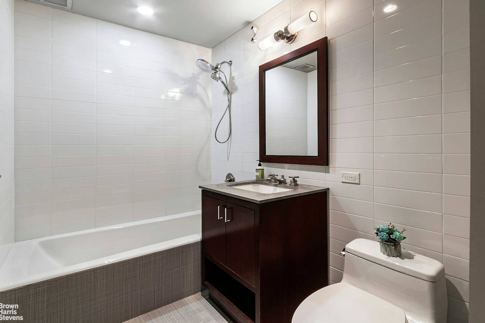 High Floor 2 Bed, 2 Bath with Washer Dryer and Stunning Views.