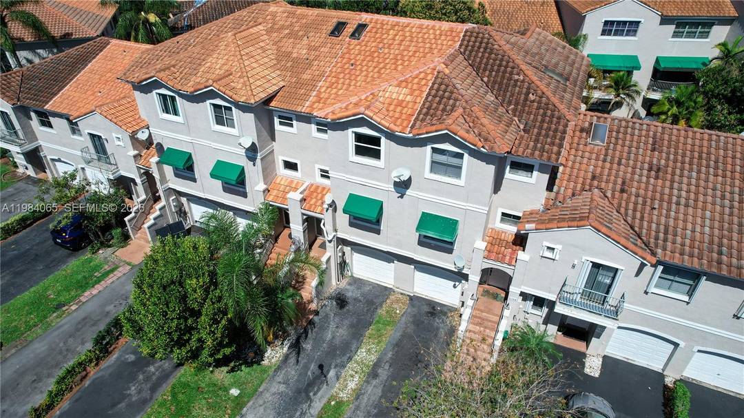 Beautifully updated 3 bedroom, 3 bathroom townhouse located in Sunrise, FL.