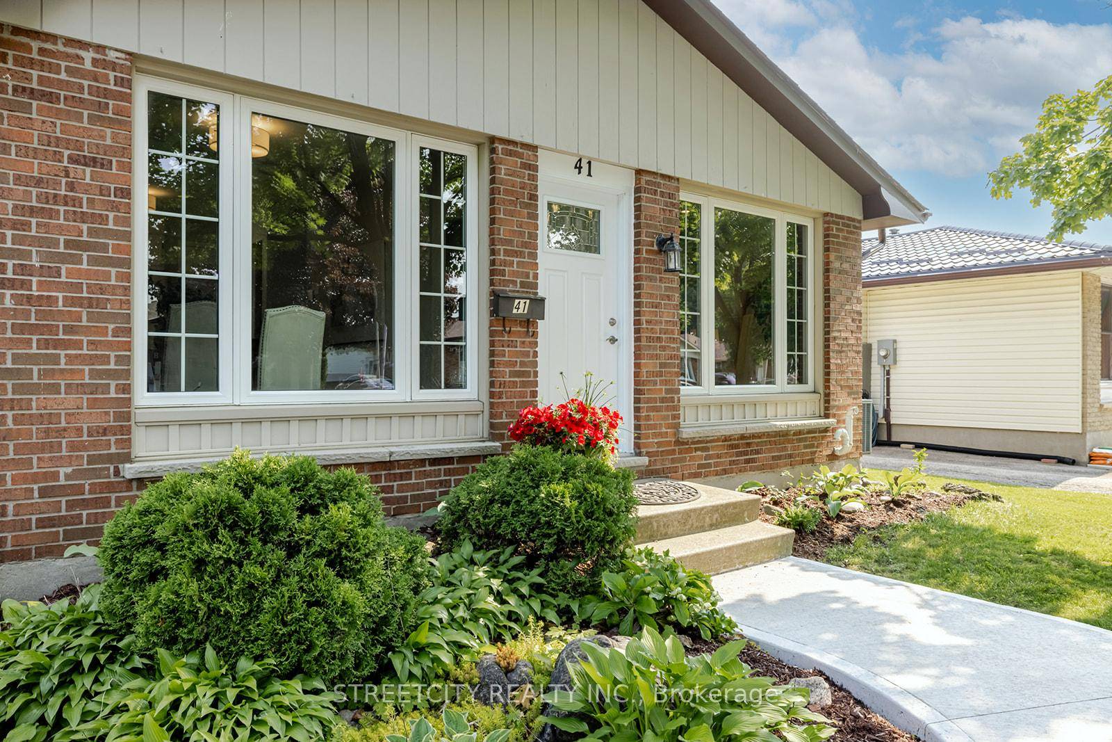 Welcome to this Beautiful Four Level Backsplit in White Oaks !