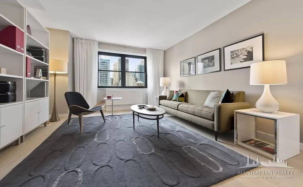 UNIT AMENITIESDishwasherWasher DryerStainless Steel Appliances, Marble BathHigh Ceilings with lots of Natural lightHardwood Floors2BUILDING AMENITIES 24 hour doormanResidents LoungeRoof deck W grilling, dining, and lounging areas and panoramic viewsGYMLau