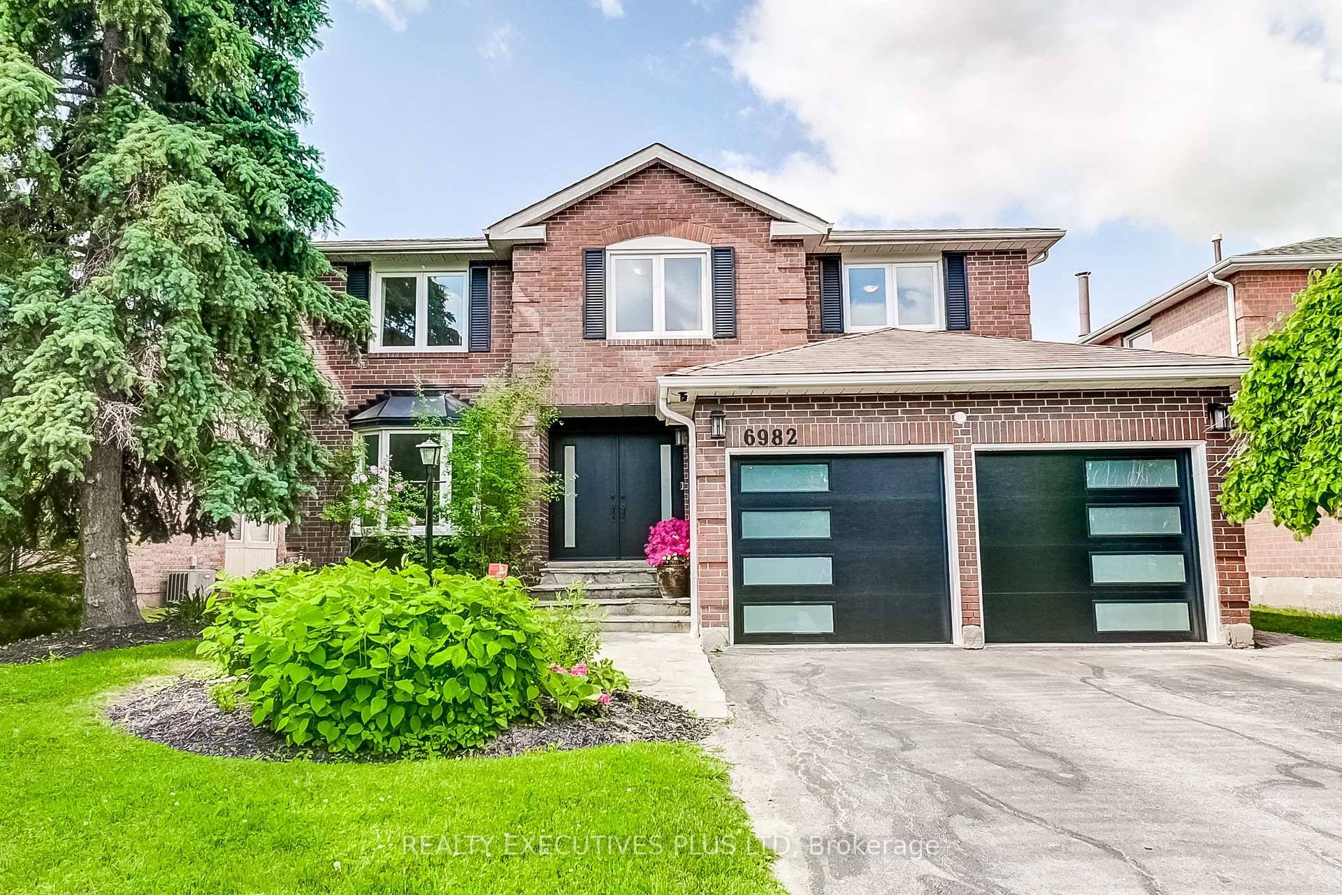 Step into elegance in this stunning detached home located on one of Meadowvales most desirable streets !