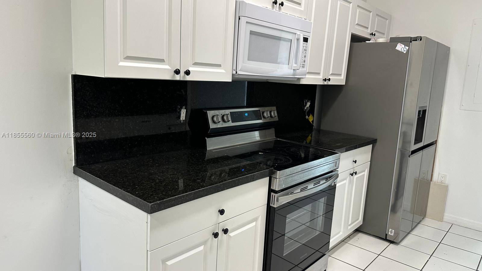 BEAUTIFUL 3BD 2 BA MIAMI HOME 1090 SQ RESIDENCE IN A GATED SIERRA RIDGE CONDO COMMUNITY.