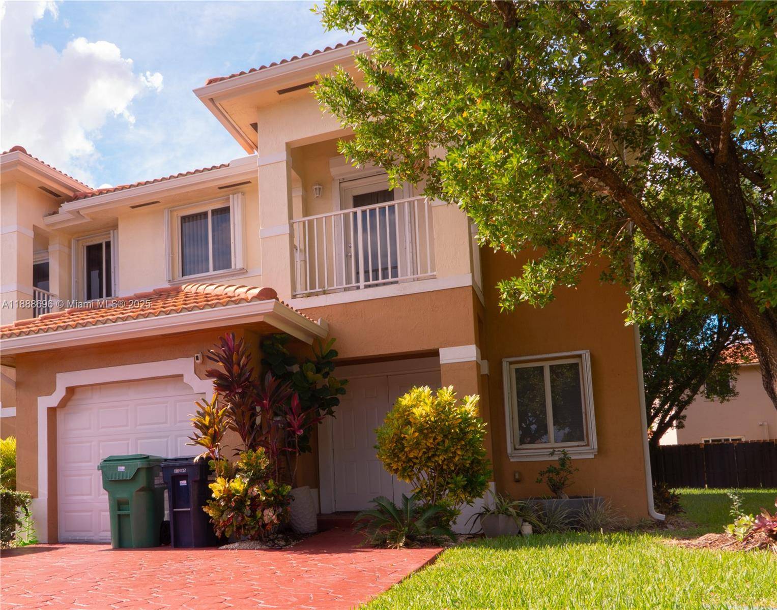Beautiful 4 bedroom, 2 full bath 1 2 guest bath home in the heart of Kendall.