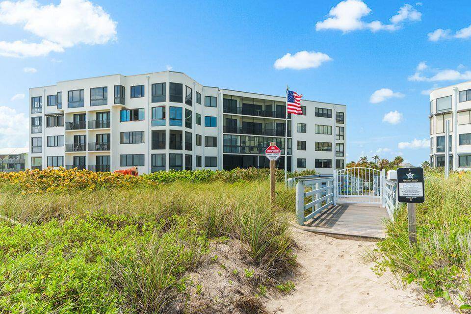 RARELY AVAILABLE ! ! HUTCHISON ISLAND ON THE OCEAN SIDE !