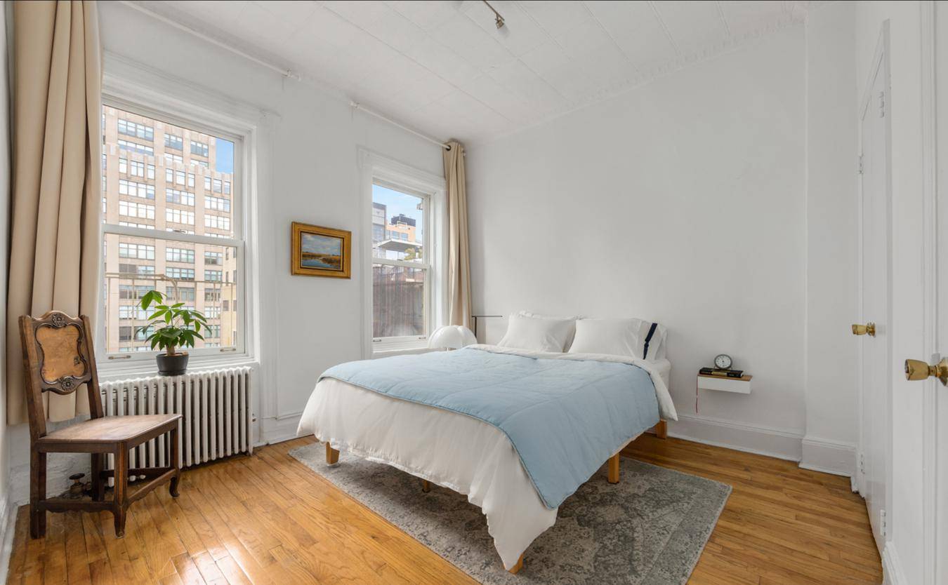 This bright and spacious 1 bedroom apartment in the heart of Soho combines timeless charm with modern convenience.