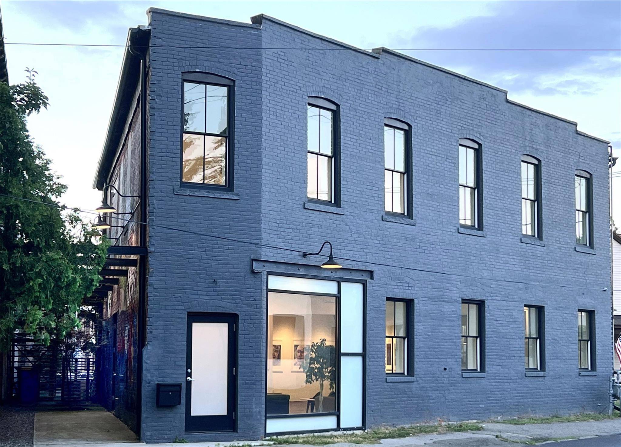 Mixed use commercial building, would be an ideal live work setting.