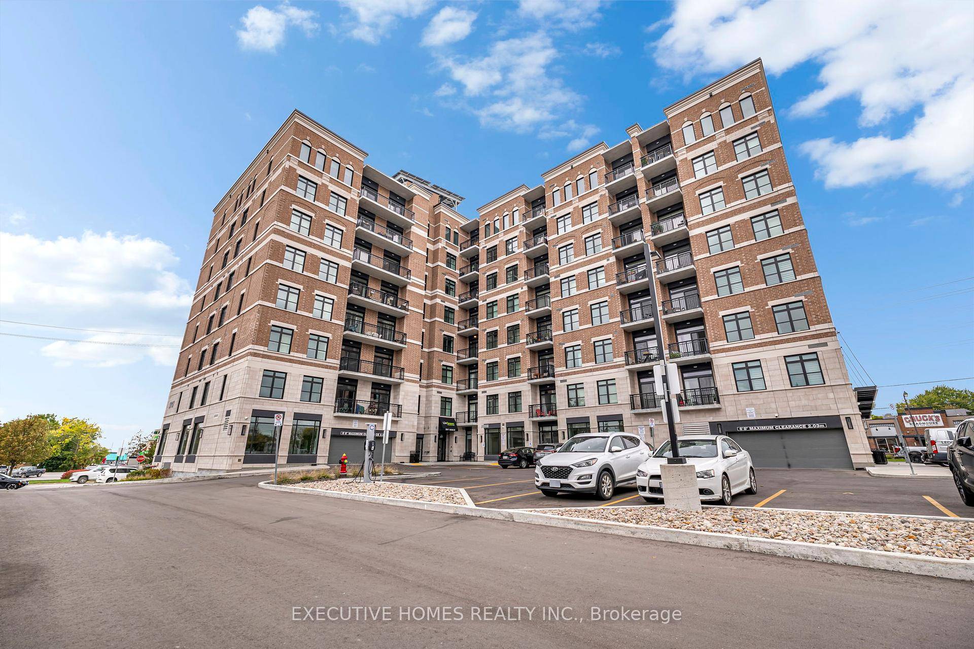 Bright and well lighted boutique condo in the heart of Stouffville !