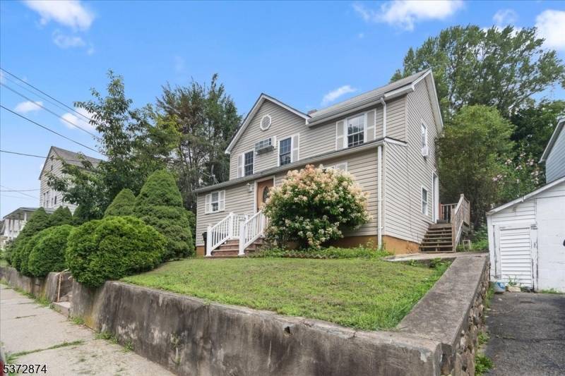 This mother and daughter home features 3 bedrooms on the first floor and 2 bedrooms on the second, with a full kitchen on each level.