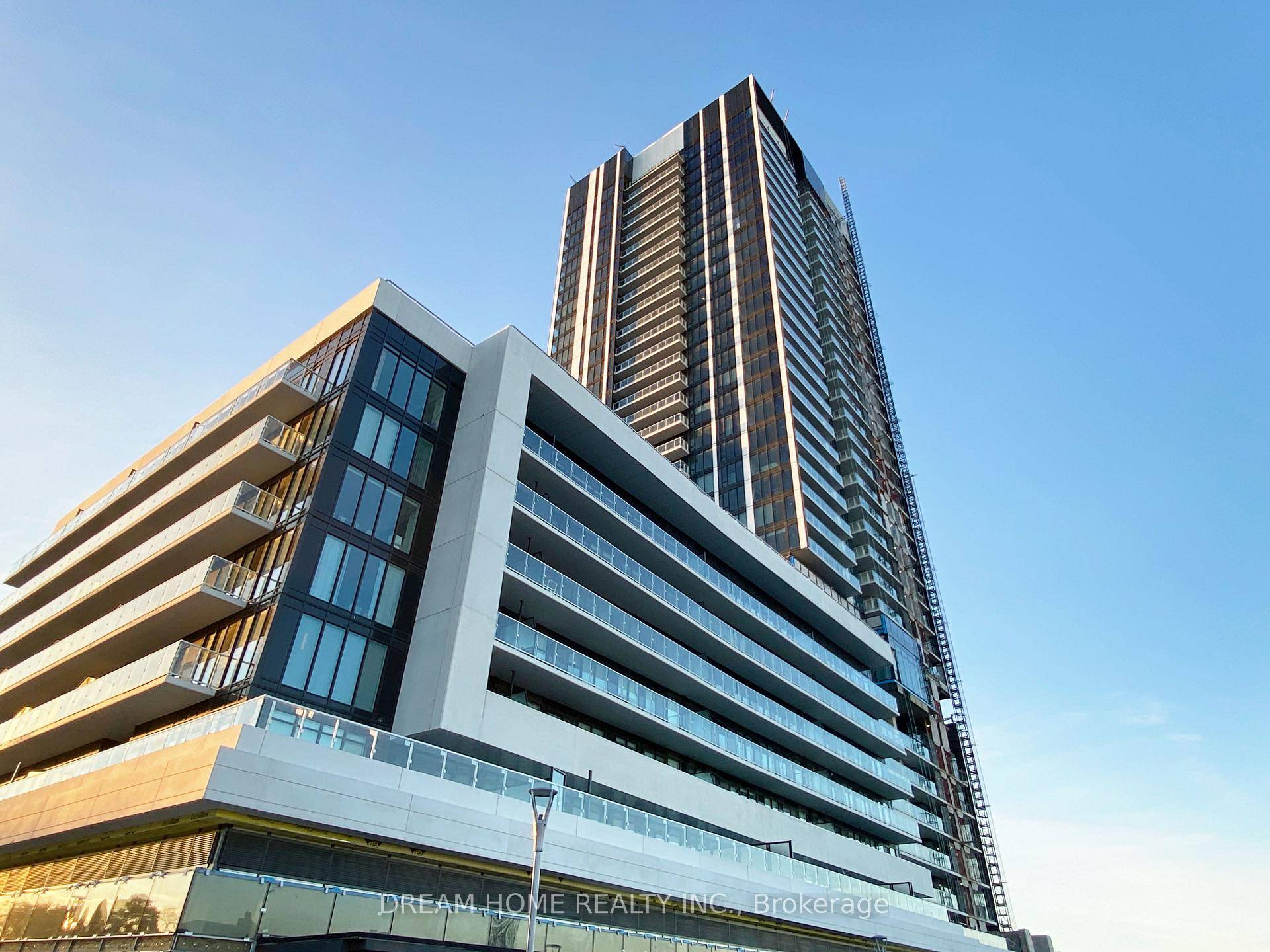 Welcome to this modern 2 1 bedroom, 2 bathroom condo in the heart of Shops at Don Mills !