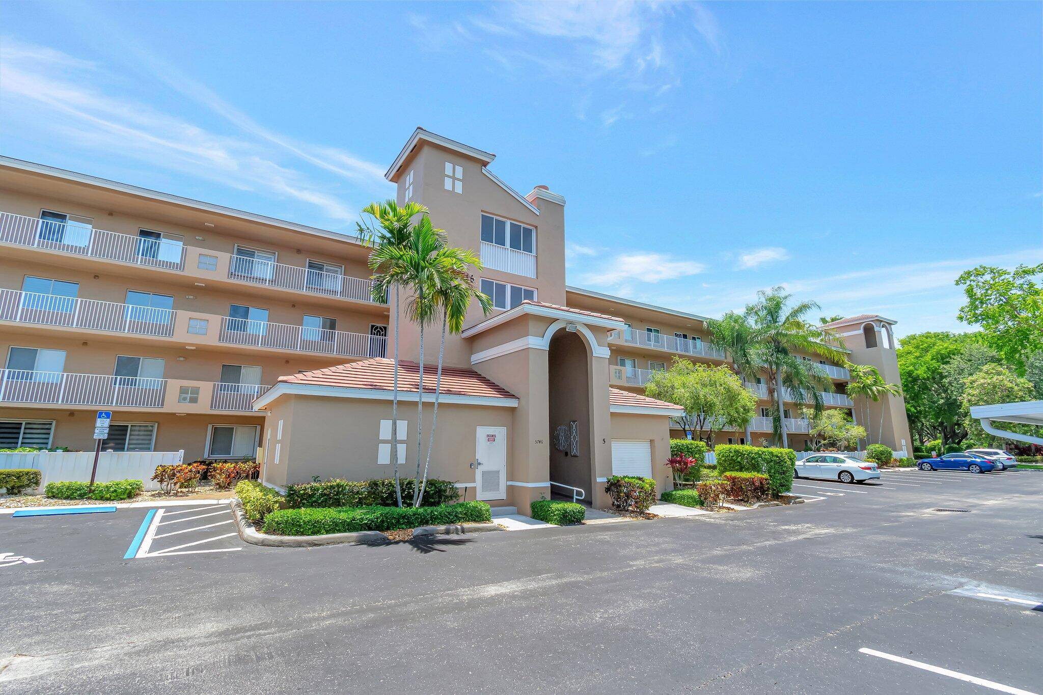 IMPACT GLASS WINDOWS THROUGHOUTA C 2021CORAL LAKES SUPER ACTIVE ADULT COMMUNITY !