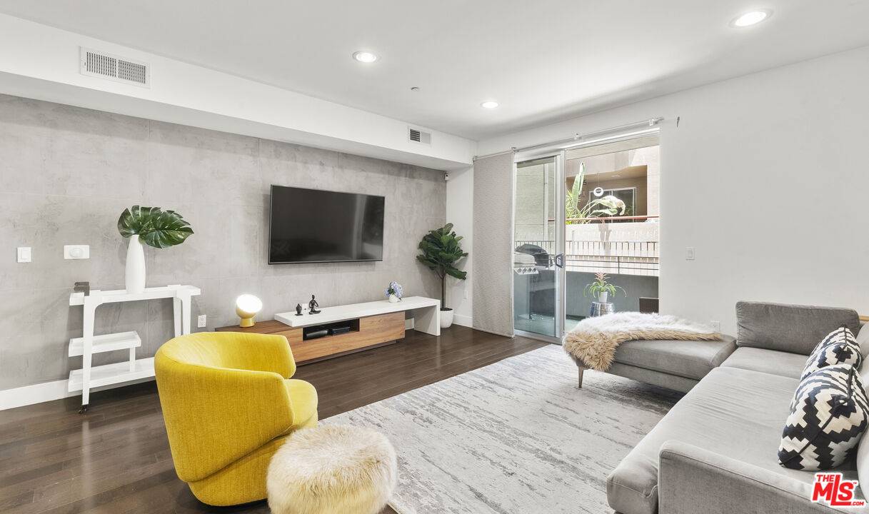 1411 N Detroit St 2BR Hollywood Hills East La