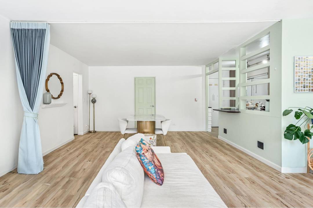 SPACIOUS amp ; BRIGHT CONVERTIBLE 2BR IN PRIME MIDTOWN EAST LOCATION !