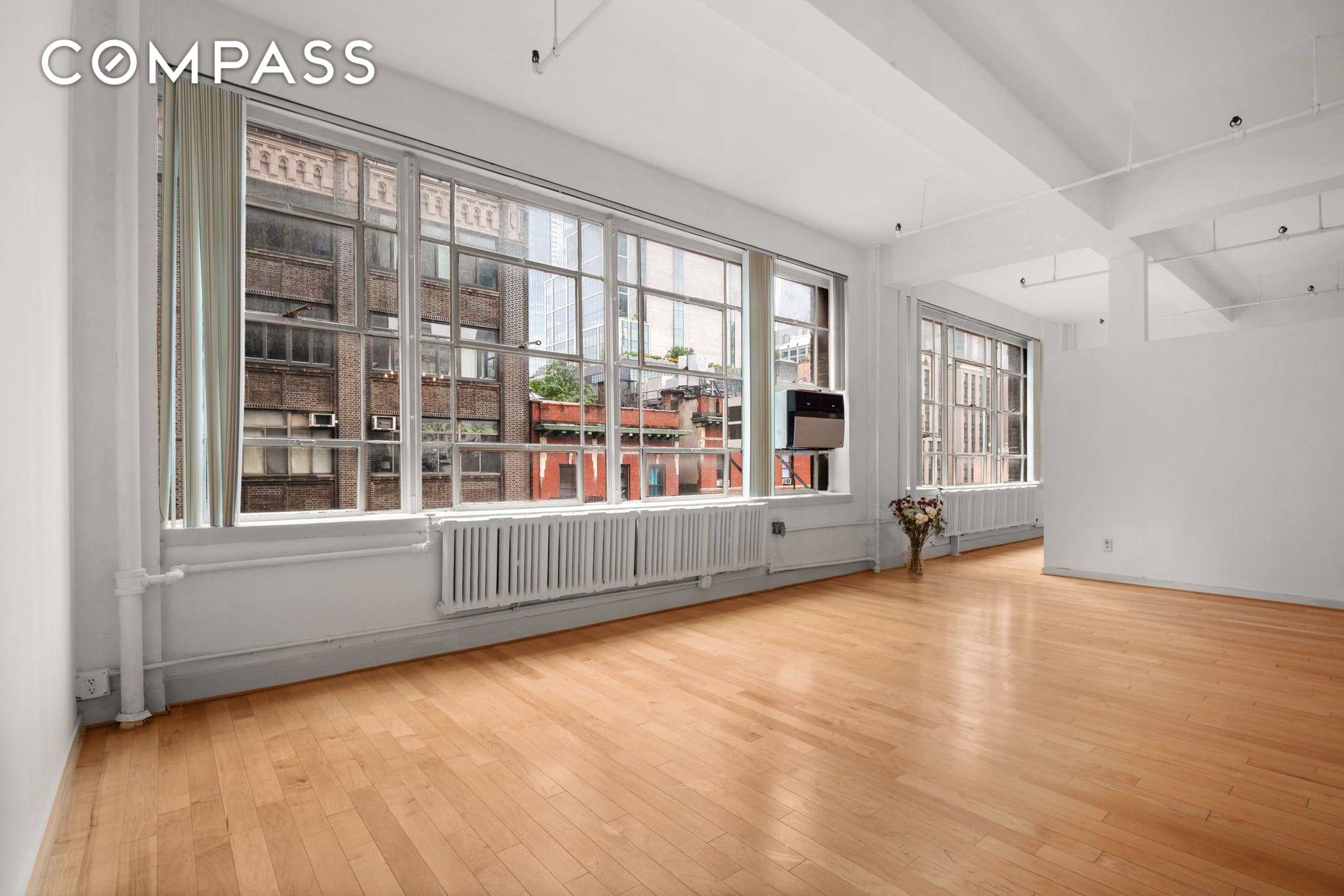 Rare find 1000sf one bedroom with 11 high ceilings.