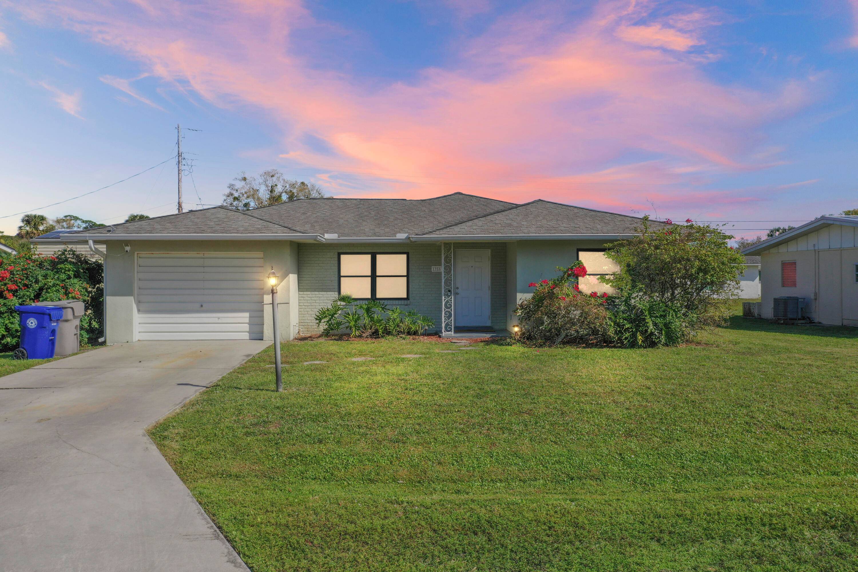 3 bedroom, 2 bath home located in Vero Beach !