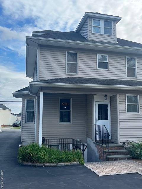 Available now ! Discover this charming 4 bedroom, 3 full bathroom home ready for you to move in.