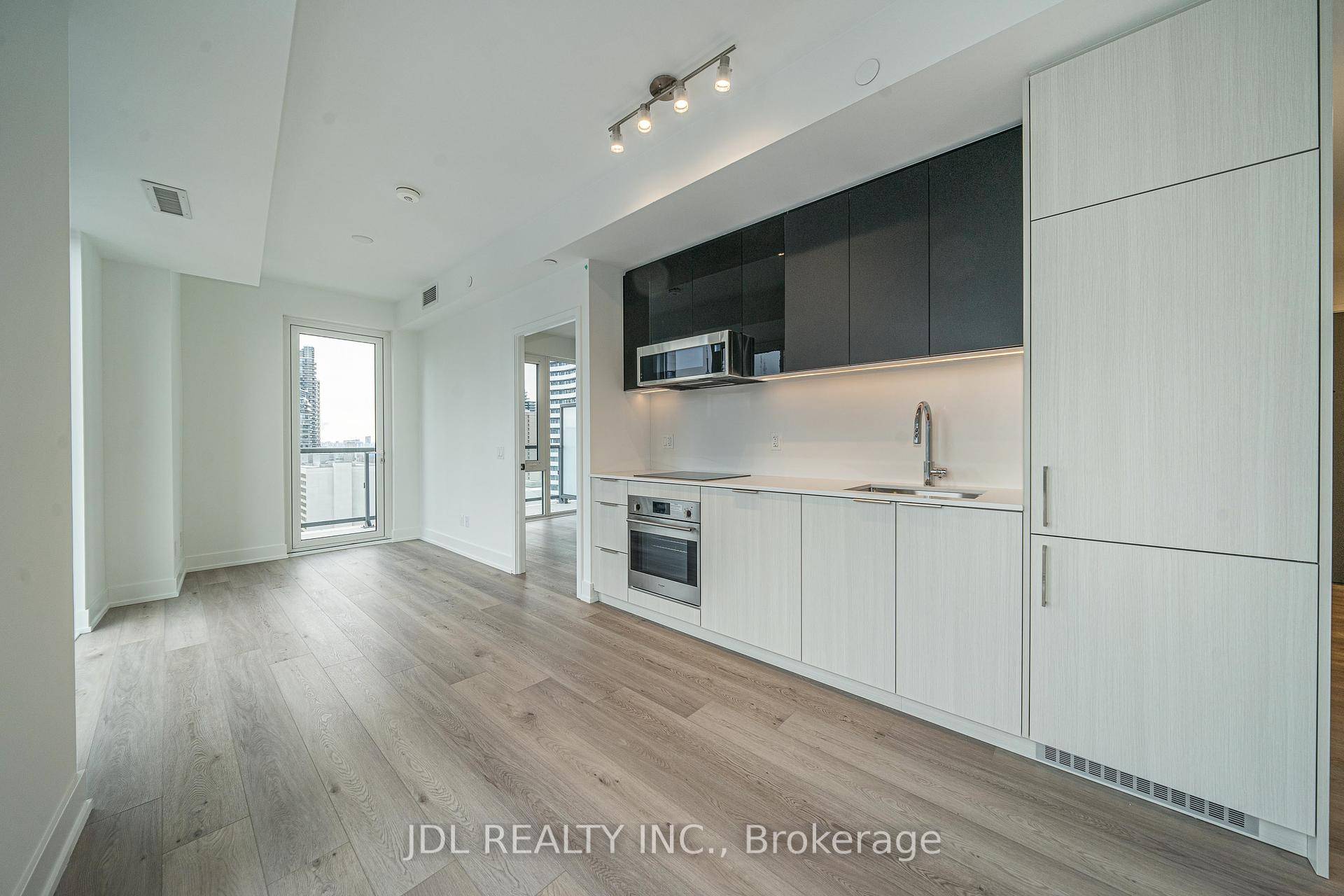 Brand new 2 1 bedroom, 2 bathroom unit in the heart of Downtown Toronto !